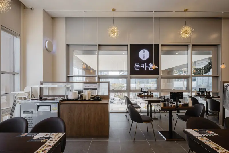 대형 통유리창이 돋보이는 밝은 돈카츠 전문점